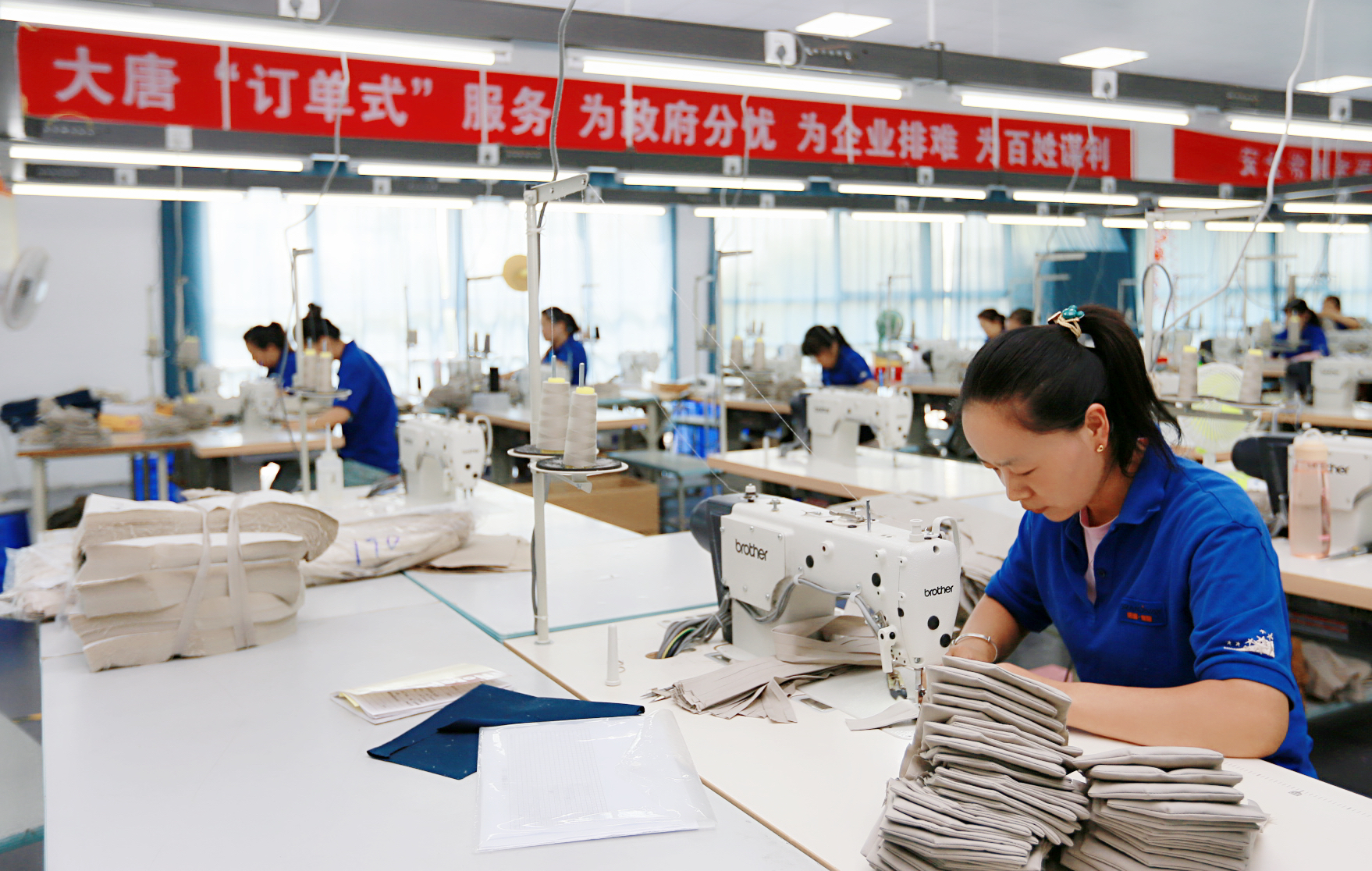 1662444624797099777.jpg 4.中国大唐引进“订单式”扶贫企业.,让异地搬迁群众实现家门口就业.jpg