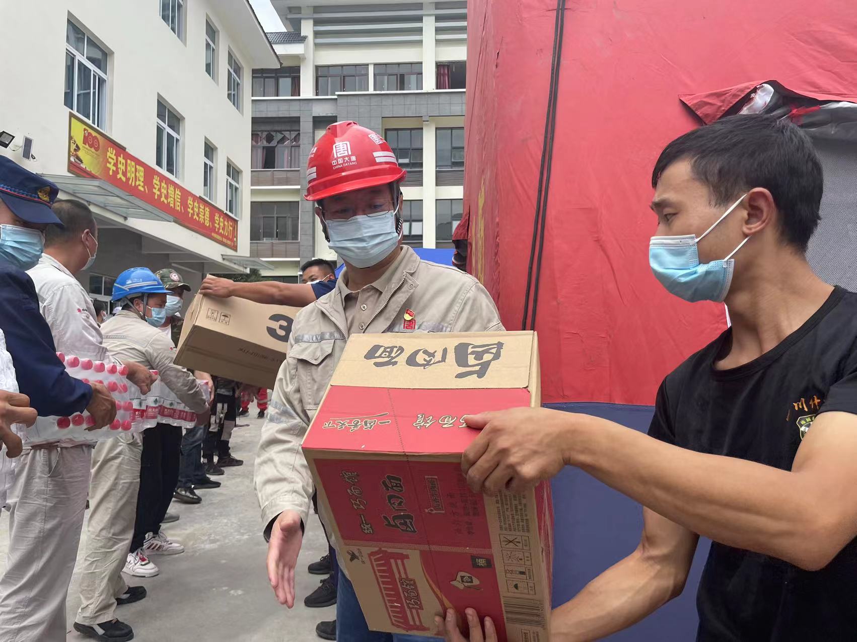 1663311613343093936.jpg 该公司第一批抗震救灾物资搬运.jpg